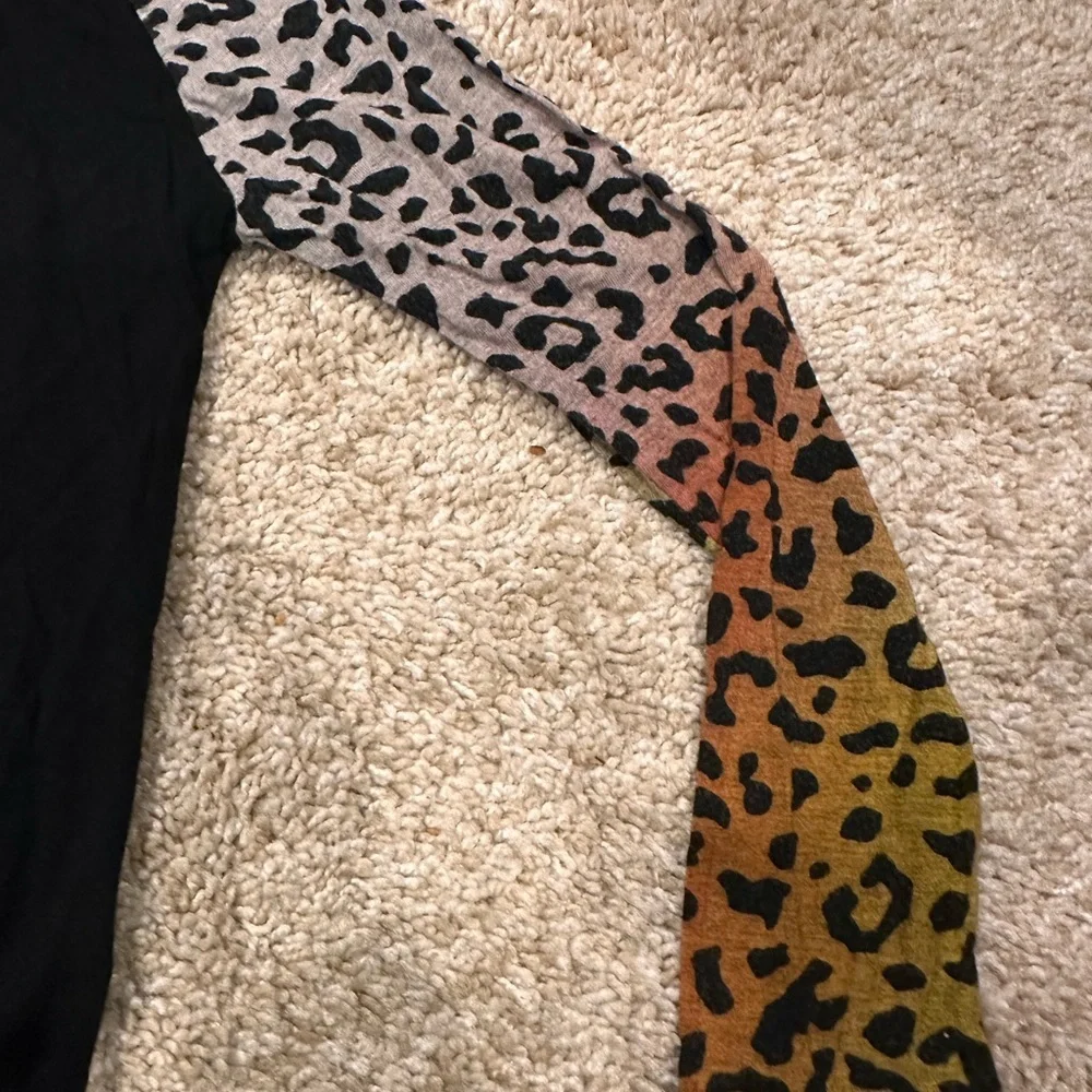*Vintage* Dennys Flowers by Zoe Black Skull Top with Multicolor Leopard Sleeves